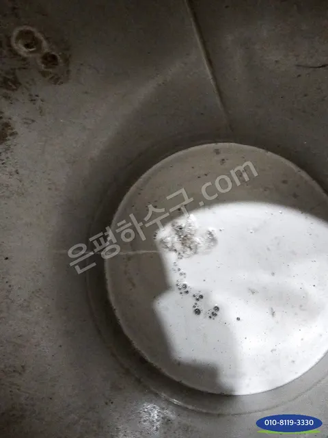 원형 수조 바닥 배수구 주변에 남은 찌꺼기
