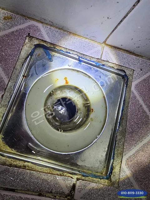 물때가 앉은 사각 스테인리스 바닥 배수트랩